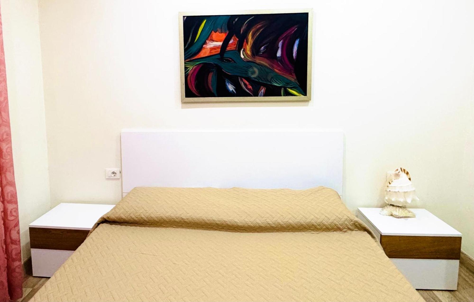 Amelia Comfort Tirana